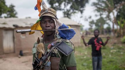 Un milicien anti-balaka patrouille &agrave; Bangui (Centrafrique), le 24 f&eacute;vrier 2014. (REUTERS)