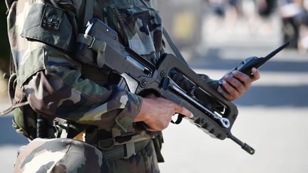 Un militaire de l'opération Sentinelle, le 6 août 2016 à Lorient (Morbihan). (JEAN-SEBASTIEN EVRARD / AFP)