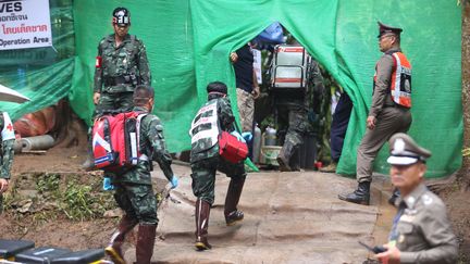 Des sauveteurs entrent dans la zone protégée où se déroule l'opération de sauvetage des adolescents coincés dans&nbsp;la grotte inondée de Tham Luang, dans le nord de la Thaïlande, le 9 juillet 2018. (HANDOUT / CHIANG RAI PUBLIC RELATIONS OFFI / AFP)