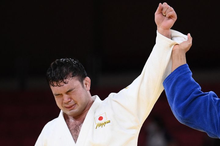 Aaron Wolf ému après sa victoire en finale de sa catégorie (-100kg) en judo aux Jeux olympiques de Tokyo, le 29 juillet (FRANCK FIFE / AFP)