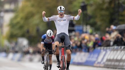 VIDEO. Mondiaux de cyclisme : l'Allemand Niklas Behrens devient champion du monde espoirs en Suisse