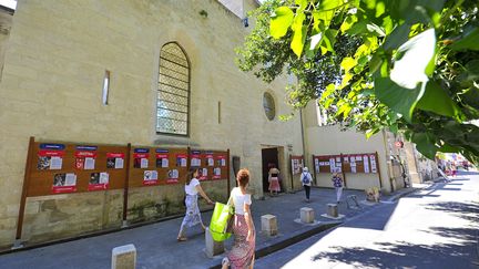 Le "Théâtre des Halles" abrite notamment un merveilleux jardin et une ancienne chapelle dédiée à Sainte-Claire d'Assise et utilisée comme une petite salle de spectacle de cinquante places durant la programmation du Festival d'Avignon.
 (Vincent Damourette pour Culturebox)