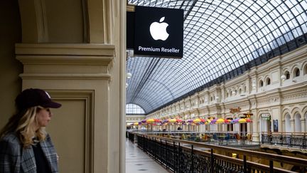 Un magasin Apple à Moscou (Russie), le 27 avril 2021. (DIMITAR DILKOFF / AFP)