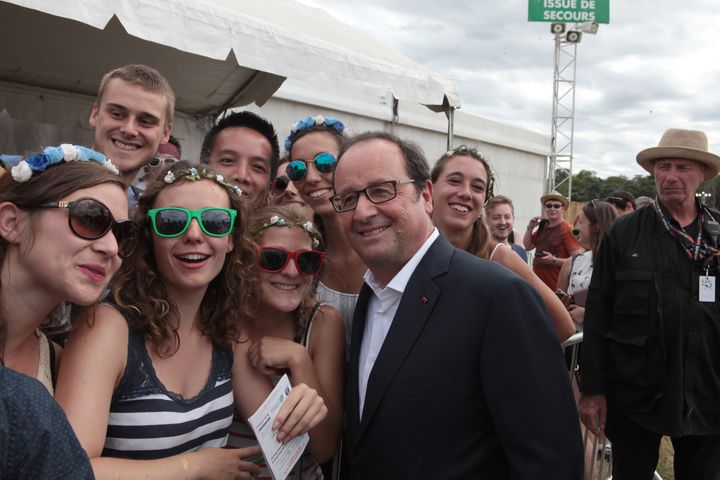 L'ancien président François Hollande pose avec des spectateurs du festival Solidays, le 26 juin 2017, à Paris. (FRANÇOIS LOOCK / CITIZENSIDE / AFP)