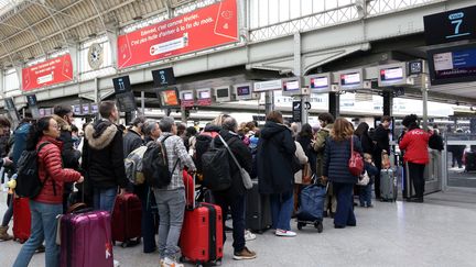 Des voyageurs à la gare de Lyon, à Paris, lors d'une grève des contrôleurs, le 16 février 2024. (DELPHINE GOLDSZTEJN / MAXPPP)