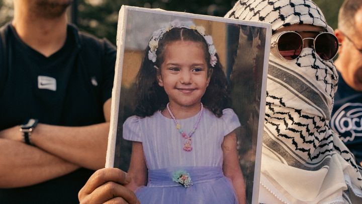 Un manifestant propalestinien porte le portrait d'Hind Rajab, fillette palestinienne tuée par une frappe israélienne dans la bande de Gaza, lors d'une mobilisation à New York, le 10 juin 2024. (CRISTINA MATUOZZI / SIPA USA / SIPA)