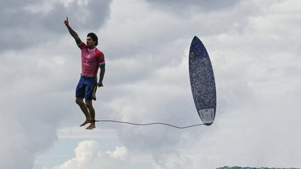 En lévitation. Auteur d'un score exceptionnel de 9.90 sur 10, le Brésilien Gabriel Medina célèbre sa qualification en quarts de finale de l'épreuve de surf des Jeux olympiques sur la vague de Teahupo'o à Tahiti, le 29 juillet. Un des clichés les plus marquants des JO. (JEROME BROUILLET / AFP)