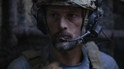 Nicolas Duvauchelle, chef de groupe des Forces spéciales françaises en Irak, dans la série "Cœurs Noirs". (FRANCE TV)