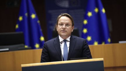 Le commissaire chargé de la politique de voisinage et de l'élargissement, Olivér Várhelyi, au Parlement européen à Bruxelles (Belgique) le 18 mai 2021. (FRANCISCO SECO / AFP)