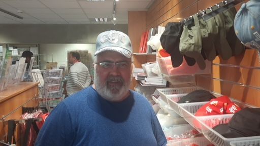 C'est Frédéric Pommé, qui tient la boutique CGT de Montreuil depuis 25 ans, qui a créé la casquette. (FARIDA NOUAR / RADIO FRANCE)