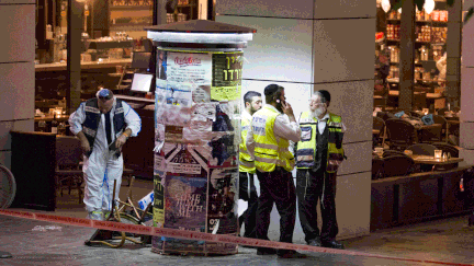 &nbsp; (Deux individus ont ouvert le feu dans un quartier de restaurants et de bars proche du ministère de la Défense © MaxPPP)