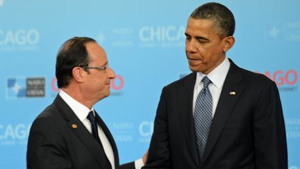 Fran&ccedil;ois Hollande (G) et le pr&eacute;sident am&eacute;ricain Barack Obama lors du sommet de l'OTAN, &agrave; Chicago (Etats-Unis), le 20 mai 2012.&nbsp; (JIM WATSON / AFP)