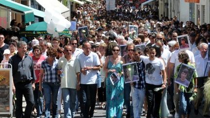 La famille d'Alexandre en tête de la marche, à Pau, le 02 juillet 2011 (AFP/Luke Laissac)