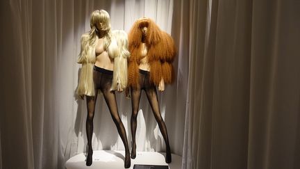 "Un anniversaire sans surprise n'est pas un anniversaire. Tu inspires la mode depuis 40 ans. Voici ton cadeau. Bon anniversaire maman". C'est par ces mots que Nathalie Rykiel présente la seconde partie du défilé printemps-été 2009 à sa mère Sonia Rykiel, le 29/09/2008. A l'occasion du 40e anniversaire de la marque, 28 créateurs lui rendent hommage en imaginant une silhouette. Martin Margiela a créé pour la reine du tricot cette veste en perruques rousses qui fait écho à sa chevelure flamboyante. 
 (Corinne Jeammet)