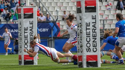 Émeline Gros inscrit le&nbsp;deuxième essai français, le 27 mars 2022, face à l'Italie.&nbsp; (FABRICE HEBRARD / MAXPPP)