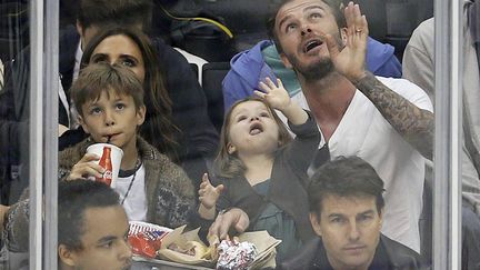 Le footballeur David Beckham (D) et une partie de sa famille assistent en compagnie de l'acteur Tom Cruise et son fils &agrave; un match de hockey sur glace &agrave; Los Angeles (Californie, Etats-Unis), le 28 mai 2013. (LUCY NICHOLSON / REUTERS)