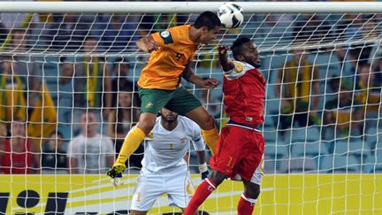 Tim Cahill s'élève pour arracher le point du nul (SAEED KHAN / AFP)