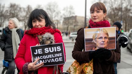 Des femmes manifestent, à Paris, le 23 janvier 2016, pour réclamer la grâce de Jacqueline Sauvage, condamnée pour avoir tué son mari violent.&nbsp; (DENIS PREZAT / CITIZENSIDE.COM / AFP)