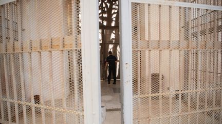 Un garde patrouillant le quartier pour femmes de la prison des Baumettes, à Marseille, le 26 octobre 2018. (CHRISTOPHE SIMON / AFP)