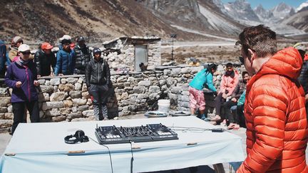 Préparatifs du concert électro du DJ Paul Oakenfold sur l'Everest, avril 2017
 (Anton NELSON / Paul Oakenfold&#039;s SoundTrek / AFP)