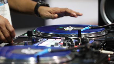 Un DJ aux platines dans une discothèque. (FPA / FULL PICTURE AGENCY)