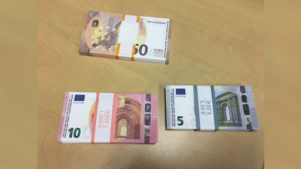 Des liasses de billets factices. (FRANCEINFO / RADIOFRANCE)