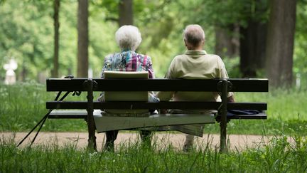 Un couple de retraités sur un banc. (SEBASTIAN KAHNERT / ZB)