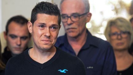 Jonathann Daval devant ses beaux-parents Jean-Pierre et Isabelle Fouillot, le 2 novembre 2017, lors d'une conférence de presse à Gray-la-Ville (Haute-Saône), après la mort de son épouse, Alexia Daval.&nbsp; (SEBASTIEN BOZON / AFP)