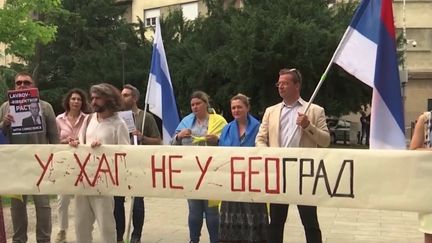 Des manifestants pro-Ukraine à Belgrade protestaient contre la venue du&nbsp;ministre des affaires étrangères russe en Serbie. (FRANCEINFO)