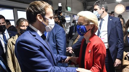 Emmanuel Macron est salué par la présidente de la Commission européenne, Ursula von der Leyen à son arrivée au sommet climatique de l'ONU COP26 à Glasgow, le 1er novembre 2021.&nbsp; (ALAIN JOCARD / AFP)