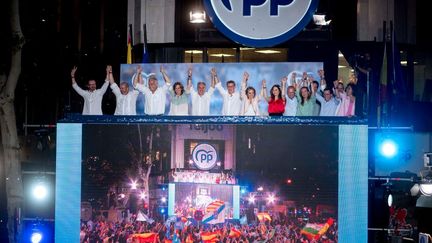 Le leader et chef du Parti populaire espagnol, Alberto Núñez Feijóo et son équipe, saluent leurs partisans après le second tour des élections législatives, le 23 juillet 2023 à Madrid. (EUROPA PRESS 2023 VIA GETTY IMAGES)