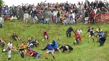 Royaume-Uni : dévaler une colline pour attraper un fromage, la course très appréciée