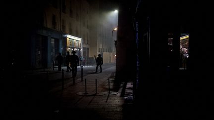 Des heurts ont éclaté entre des manifestants et les forces de l'ordre, le 11 avril 2022 à Rennes (Ille-et-Vilaine) après le premier tour de la présidentielle. (QUENTIN VERNAULT / HANS LUCAS VIA AFP)