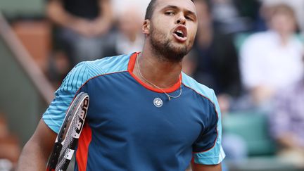 Jo-Wilfried Tsonga pendant sa rencontre avec l'Italien Fabiano Fognini &agrave; Roland-Garros, le 1er juin 2012 &agrave; Paris. (PATRICK KOVARIK / AFP)