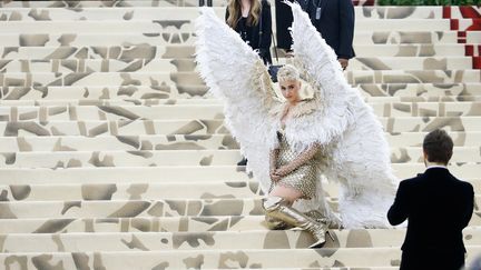 La chanteuse Katy Perry pose&nbsp;à l'occasion du gala du Met, à New York (Etats-Unis) le 7 mai 2018. (JOHN LAMPARSKI / GETTY IMAGES NORTH AMERICA / AFP)