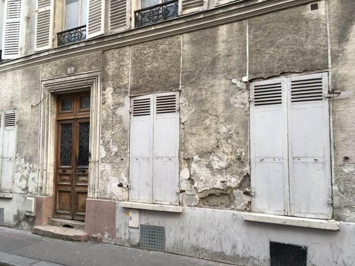 Un immeuble du centre-ville de Saint-Denis (Seine-Saint-Denis) visité le 8 janvier 2019 par une équipe municipale chargée du permis de louer. (GRÉGOIRE LECALOT / FRANCE-INFO)