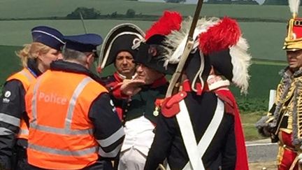 Frank Samson, l'incarnation de Napol&eacute;on, discute avec deux policiers belges, le 19 juin 2015 &agrave; Genappe (Belgique). (LOIC VIGOUROUX)