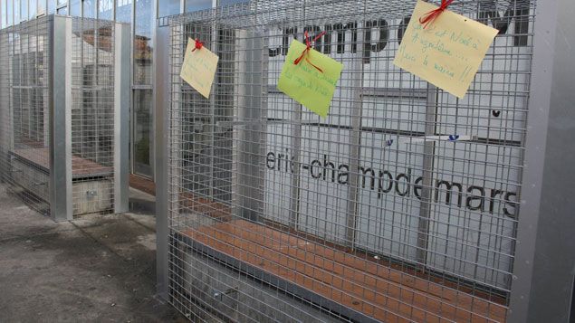 &nbsp; (Le grillage : dispositif testé par la mairie d'Angoulême sur ses bancs publics pour déloger des SDF © PHOTOPQR/SUD OUEST)