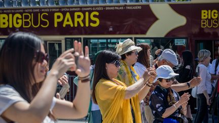 Des touristes chinois à Paris, en mai 2017.&nbsp; (AURELIEN MORISSARD / MAXPPP)