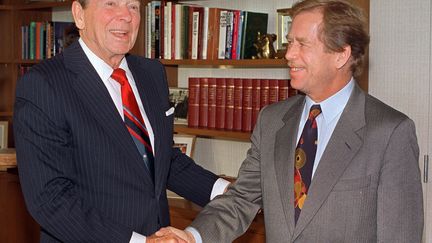 Vaclav Havel rencontre le pr&eacute;sident am&eacute;ricain Ronald Reagan, le 17 octobre 1991 &agrave; Los Angeles. (WADE BYERS / AFP PHOTO)