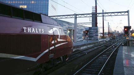 Un train de la compagnie Thalys &agrave; l'arr&ecirc;t, &agrave; proximit&eacute; de la gare de Bruxelles-Midi, en Belgique, le 8 d&eacute;cembre 2014. (FRANCOIS LENOIR / REUTERS)