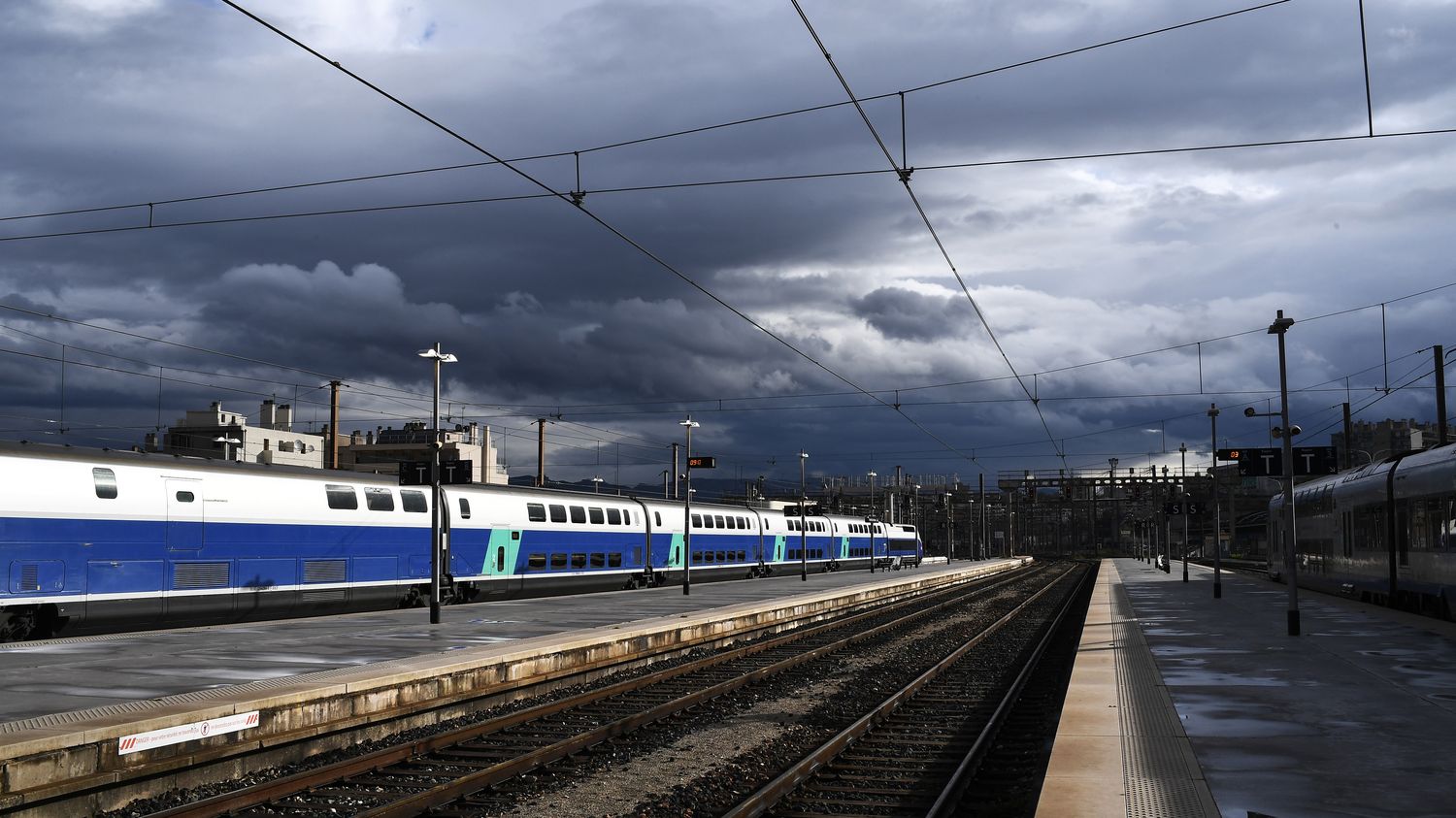 Marseille  un TGV déraille "à très faible vitesse", le trafic reste