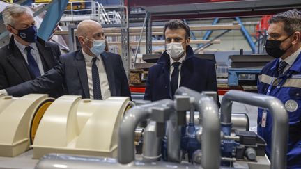 Emmaneul Macron en visite sur le site de GE Steam Power System à Belfort, le 10 février 2022. (JEAN-FRANCOIS BADIAS / POOL)