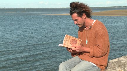 Flo Delavega a écrit son premier livre "Sur le chemin des rêves", dans sa région d'origine entre le bassin d'Arcachon et la forêt des Landes (France 3 Nouvelle Aquitaine)