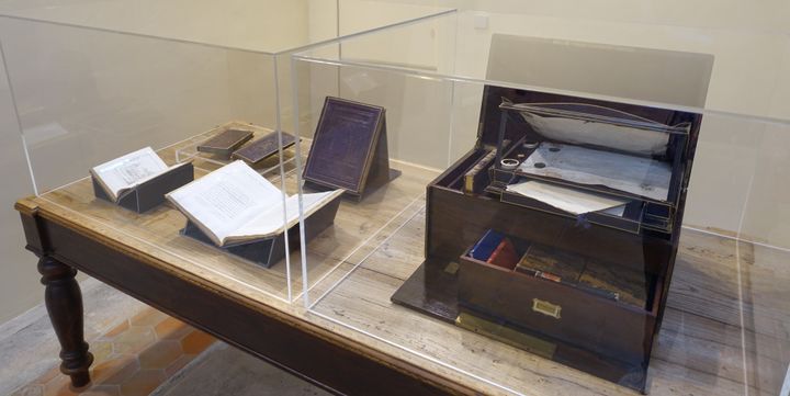 Le coffre reliquaire d'Héloîse et Abélard exposé dans la chapelle de l'hôpital Laennec à Paris dans le cadre des Journées du Patrimoine
 (Corinne Jeammet)