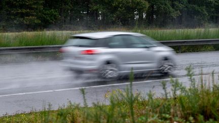 Une voiture circule sous une pluie battante au niveau de Varades (Loire-Atlantique), le 2 octobre 2021. (ESTELLE RUIZ / HANS LUCAS / AFP)