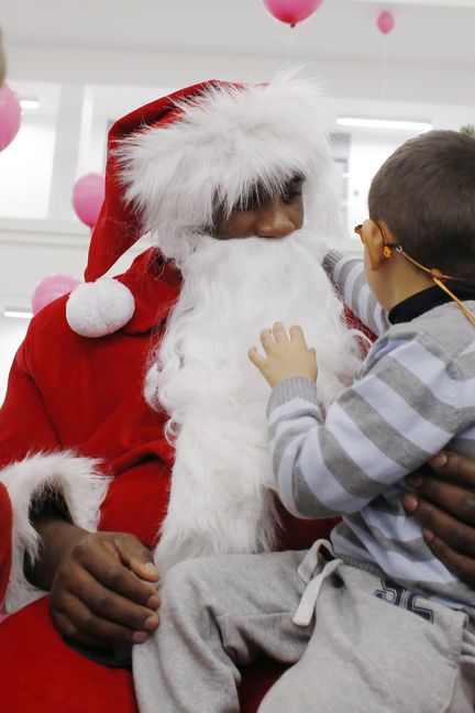 Déguisé en père Noël, Teddy Riner rend visite à des enfants malades à Paris, le 17 décembre 2014. (THOMAS SAMSON / AFP)