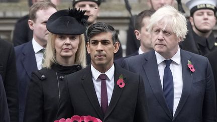 Le Premier ministre britannique Rishi Sunak (au centre), au côté des anciens Premiers ministres Liz Truss et Boris Johnson, le 12 novembre 2023 à Londres, au Royaume-Uni. (KIN CHEUNG / POOL)