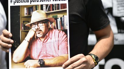 Un homme tient une photo du journaliste mexicain assassiné Javier Valdez lors d'une manifestation en sa mémoire à Mexico, le 16 mai 2017. (PEDRO PARDO / AFP)