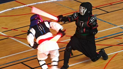 Des compétiteurs lors du premier championnat de France de sabre laser, à Metz (Moselle), le 18 février 2023. (JEAN-CHRISTOPHE VERHAEGEN / AFP)